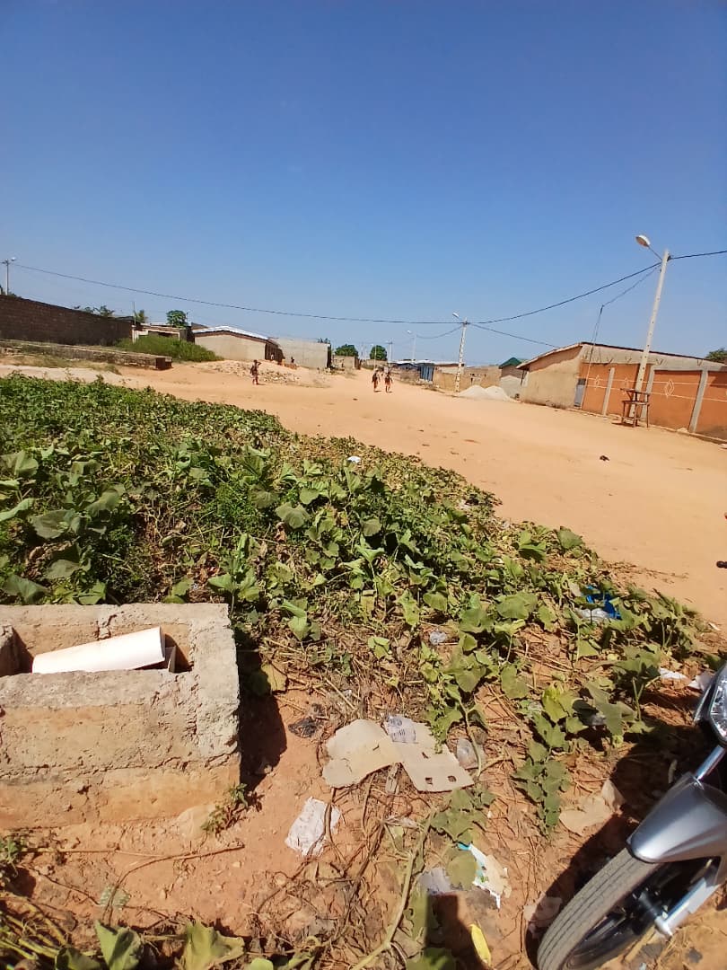 2 terrains collés sur carrefour en vente à la cité Gbon